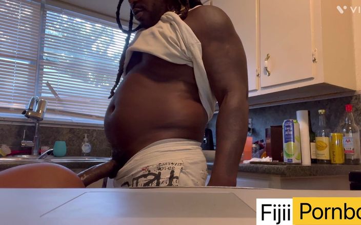 Fijii pornbox: 18 岁的黑人女郎的阴户被 str8rich bbc 摧残菊花