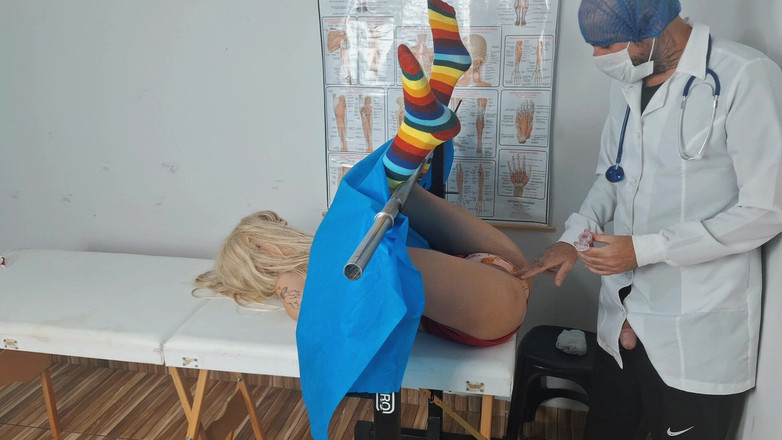 FannySquirting: Ginekolog tidak tahu dia sedang difilmkan!