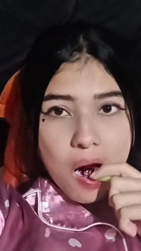 Cewek ini lagi asik masturbasi - close up