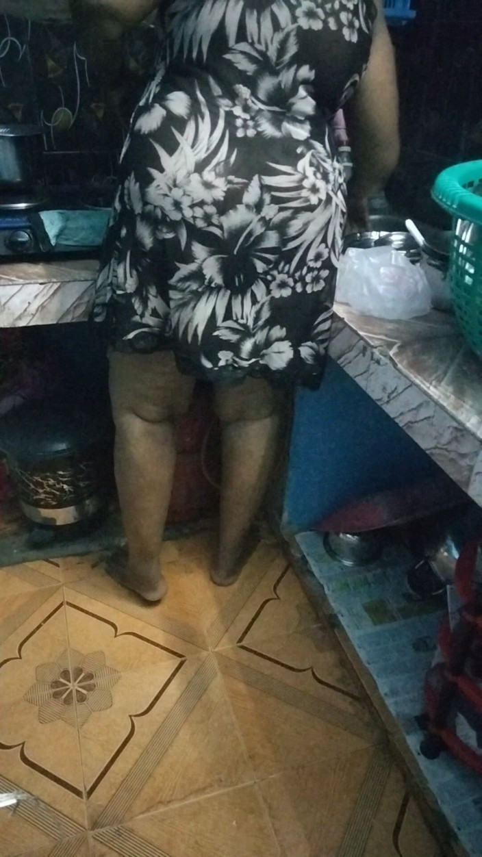 Priya aunty: Sexy v kuchyni