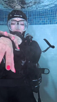Bubble tease: Instrução subaquática em equipamento de mergulho completo