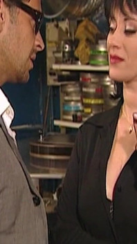 Chlupatá milf kundička roztažená doširoka ve špinavé garáži šukání