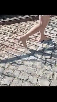 Moranguinho berjalan bertelanjang di tepi jalan - bahagian 1