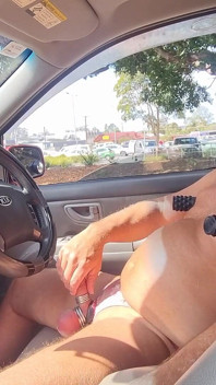 Desnudo en el coche