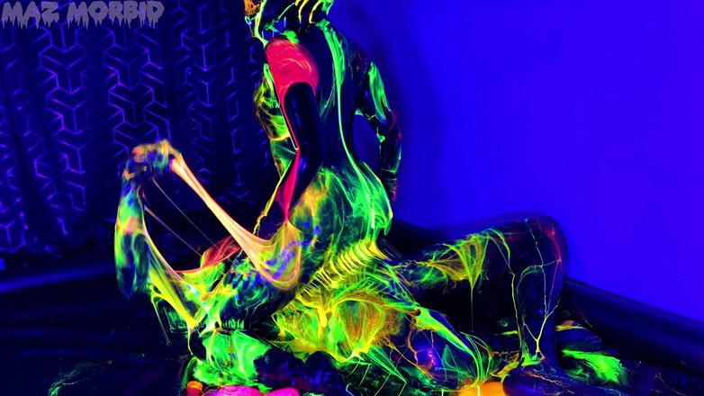 KinkyFemdomTV: Uv nass und schmutzig gimpy Gasmasken-spaß mit Patricia