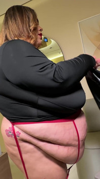 ヘビーなハングイン・ティッツと大きなお腹 ハウスメイド エンジェル BBW