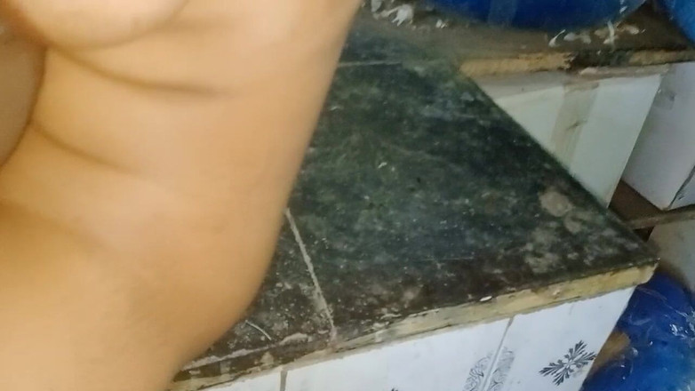 NikiRathod: 在厨房完美的性爱场所做爱 - 第3部分邻居家