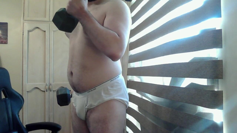 Himbo_Fox: Heißer muskulöser hengst pumpt eisen