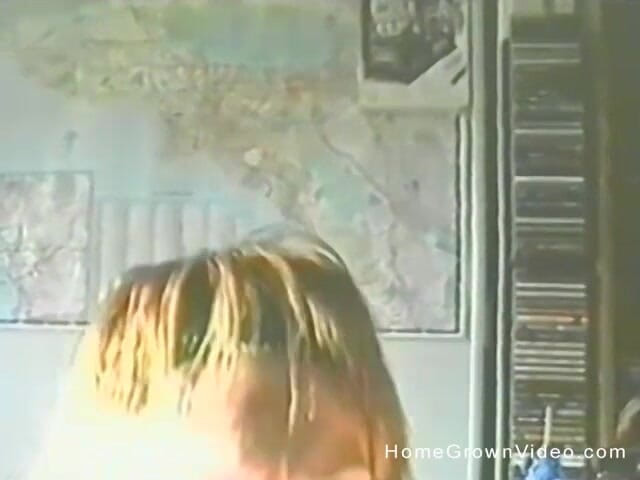 Homegrown Video: Blondine lutscht schwanz und nimmt es dann mit zwei dildos...