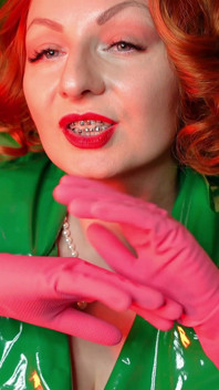 Docela pin up modelka Arya a růžové latexové domácí rukavice