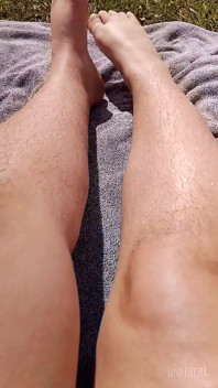 Jambes poilues au bord du lac