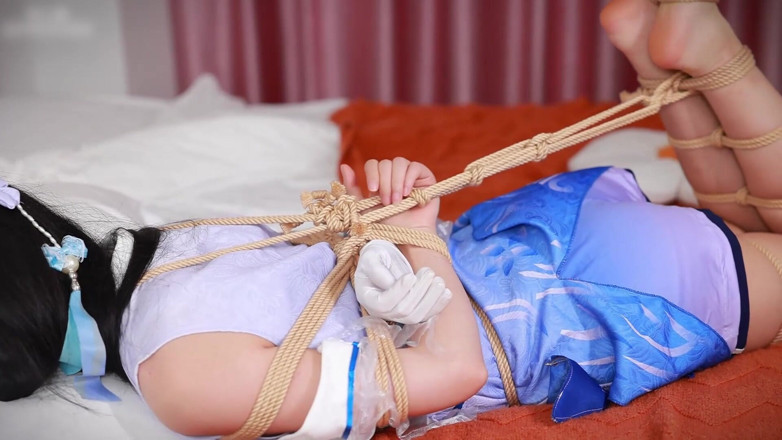 Asian bondage: แฟนสาวเท้าเปล่าของฉันชอบ Cospaly และครั้งนี้เธอเล่นเป็นตัวละครในเกม แต่ฉันก็ยังชอบเท้าเปล่าของเธอมากกว่า