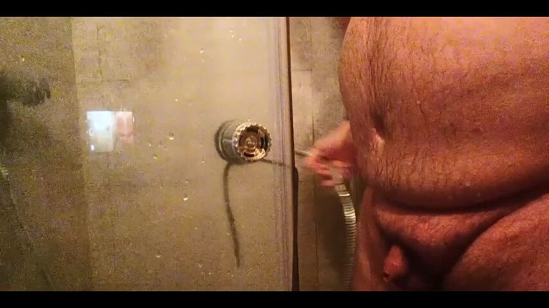 Big Pisser: Sabah işiyorum ve yarağımı yıkıyorum, bir yabancıdan oral seks yapmak üzere.
