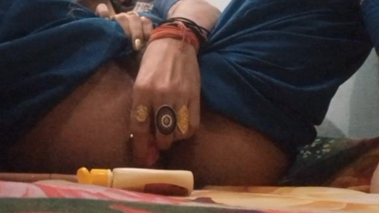 hornytrans: Indiana crossdresser usando tinta de unha para anal como vibrador