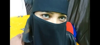 La moglie musulmana di un amico chiamato a casa e si è divertita ed il culo