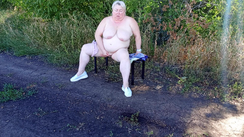 Zona901: Soused v parku se svléká a masturbuje k orgasmu na...