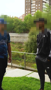 Dewi hitam dengan ikan payudara gergasi ayam jantan putih di jalan. Jenifer Dominika Dalam Membetulkan Hitam Palsu
