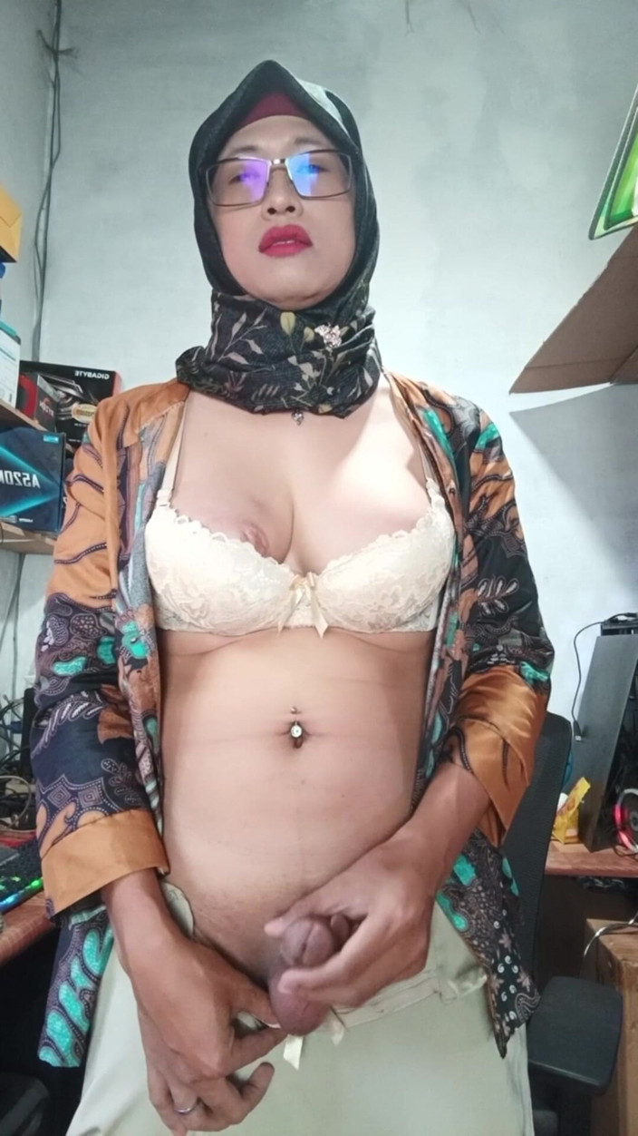 Mitha Zhe: Peituda hijab ts se masturba até ela gozar