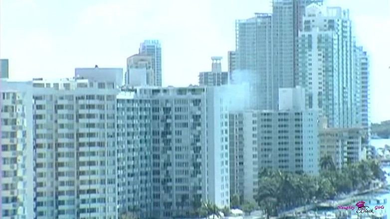 Naughty Black Girls: डेविड और जेना ने अपने हनी मून पर रहते हुए कुछ प्यारा जुनूनी प्यार किया ।