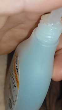 Vložení super lepidlo přes chlapecův žalud.