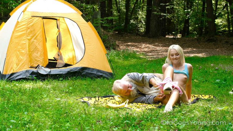 Old Goes Young: 老男人在公开场合取悦新鲜的金发女郎