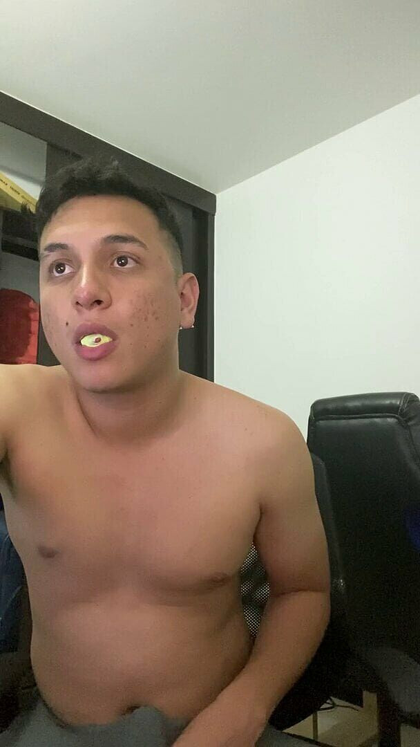 Tomas Styl: Mi masturbo nell'ufficio di mio cugino mentre è a casa