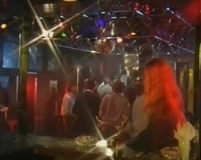 Vintage Climax: Brunetă matură sexy care se distrează cu două pule