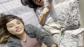 पड़ोसी और मैं महिला पैर कुश्ती खेलते हैं, गुदगुदी करते हैं, और स्क्वाशिंग करते हैं