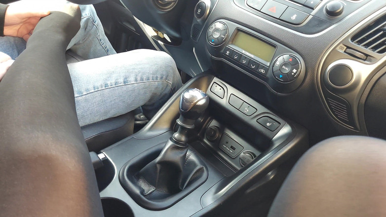 Step Mommy: Una donna elegante prende in giro il tassista in macchina...