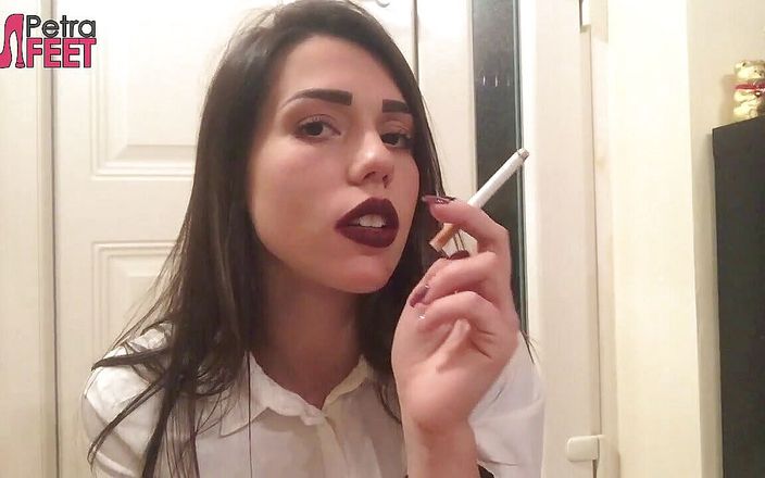 Smokin Fetish: Fată italiană super sexy tachinând pe toată lumea cu fumatul...