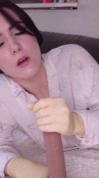 あなたの愚かなGFは、手袋なしであなたのコックをけいれんすることを恐れています