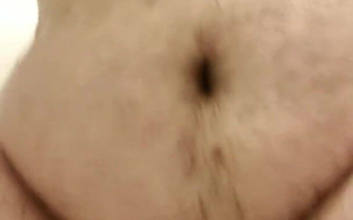 Chunky Belly Boy: Jiggles brzuch i dildo pod prysznicem