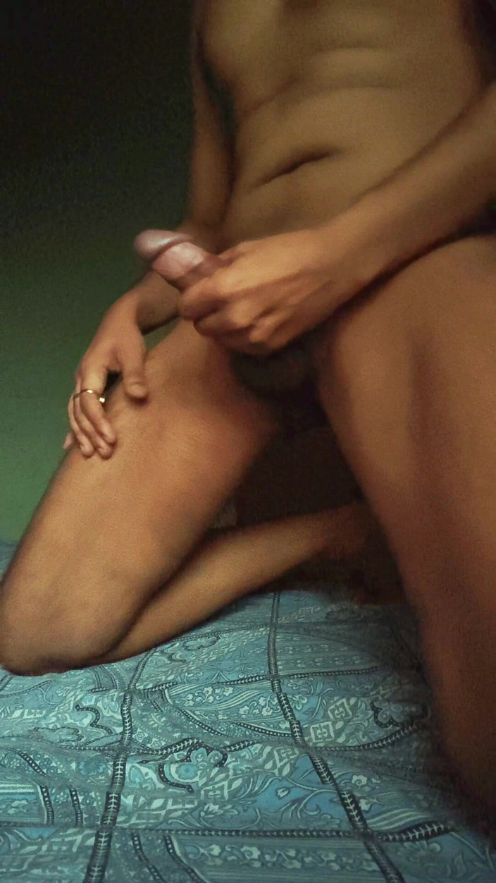 rruh_2024: Di notte, l'amico si fece ere il suo pene scuotendolo...