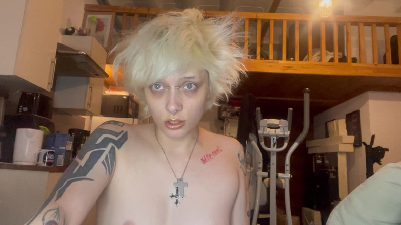 Glitterqueen1999: Goth girl läppstift fetisch röker en cigarett