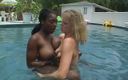 Girl on Girl: Lesbian hitam dan putih berhubungan seks di kolam renang