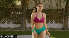 Blacked Lana Rhodes nu se poate opri din înșelare cu o pulă neagră anală