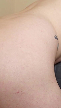 Cavalcando il mio cazzo macchinario grande dildo nero e mi distrugge il mio stretto culo trans !!