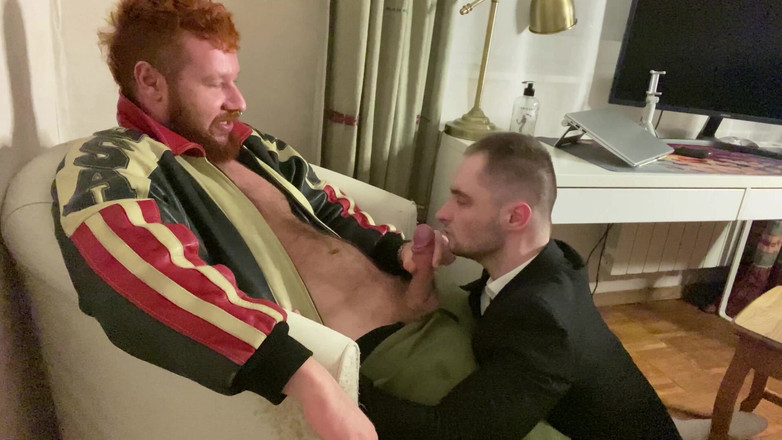 KinkySirius: Del 1. Kinkysirius i kostym tränar till fullo med munnen och...