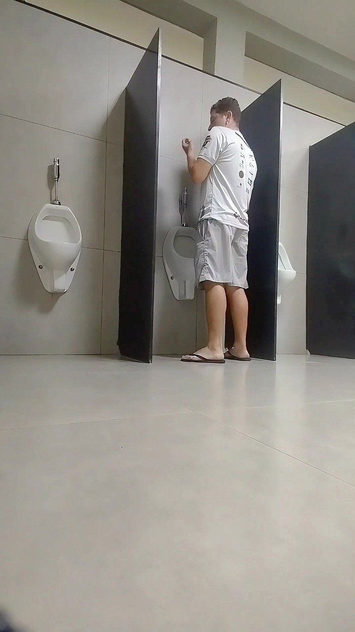 Marcosninfo: 我在市场的浴室里炫耀，差点被保安抓住。