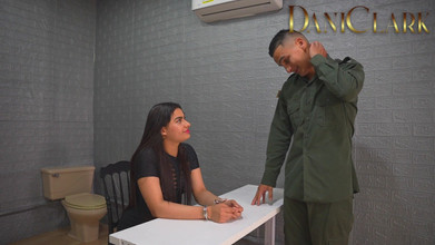 DaniClark: Polis Menangkap Dan Meniduri Gadis Jahatnya