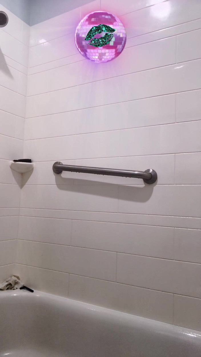 ToXxXiicBarbiie: Barbiie mete en la ducha