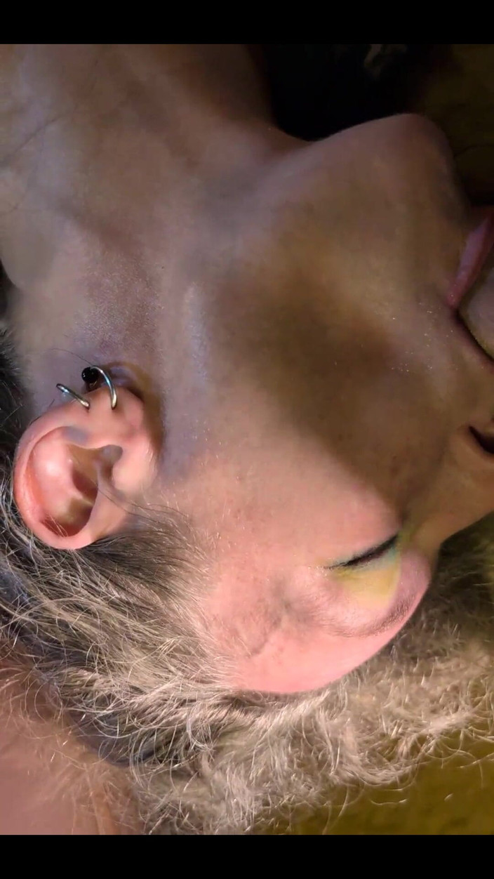 Elaras Pan: Nyepong kontolku saat dia orgasme dari vibratornya