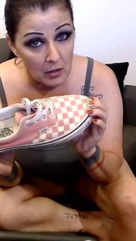 Minibüs ayakkabılarımın kokusunu alıyorum ayak ayak fetişi ayakkabı oyunu