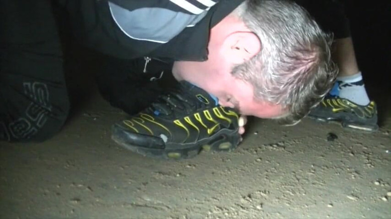 Gaybareback: Chico de zapatillas follado a pelo y preñado por la...