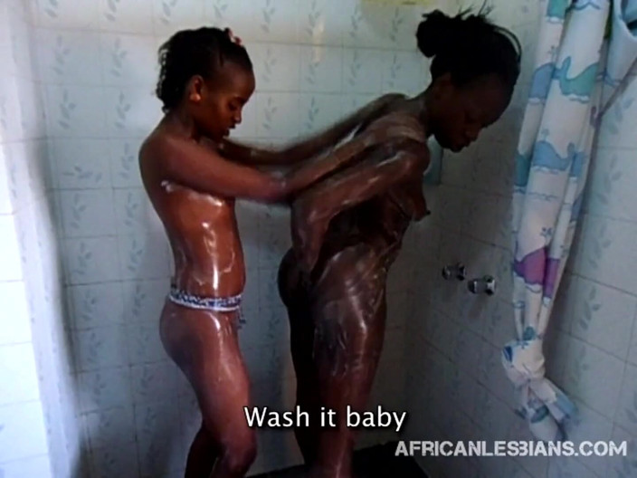 African Lesbians: Lesbian seksi afrika melahap memeknya di toilet umum yang mesum!