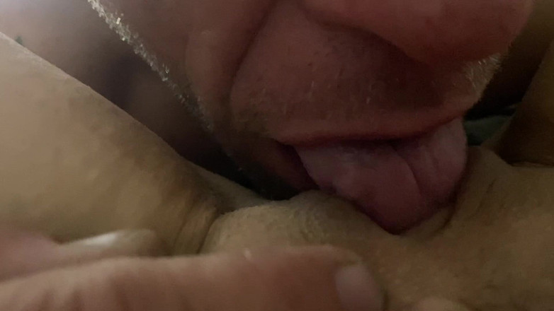 Cosmic Greek Goddess: Majikanku minta memek sempitku di lidahnya!