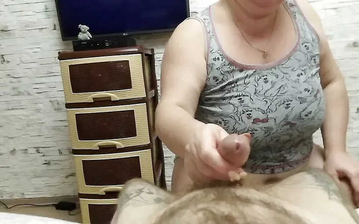 Zona901: Mother-in-law sucks cock before going to bed