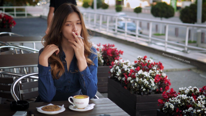 Russian Smokers: Người đẹp Nga từ tính chơi với khói thuốc lá