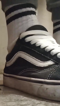 Mes Chaussures Vans Et Mes Chaussettes Blanches Sont Une Compilation De Vidéos Où Je Joue Avec.
