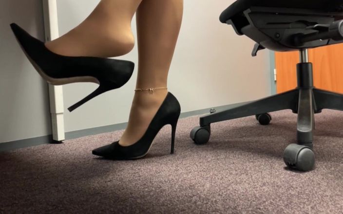 Niki studio: Schau zu, wie ich meine füße in high heels unter...